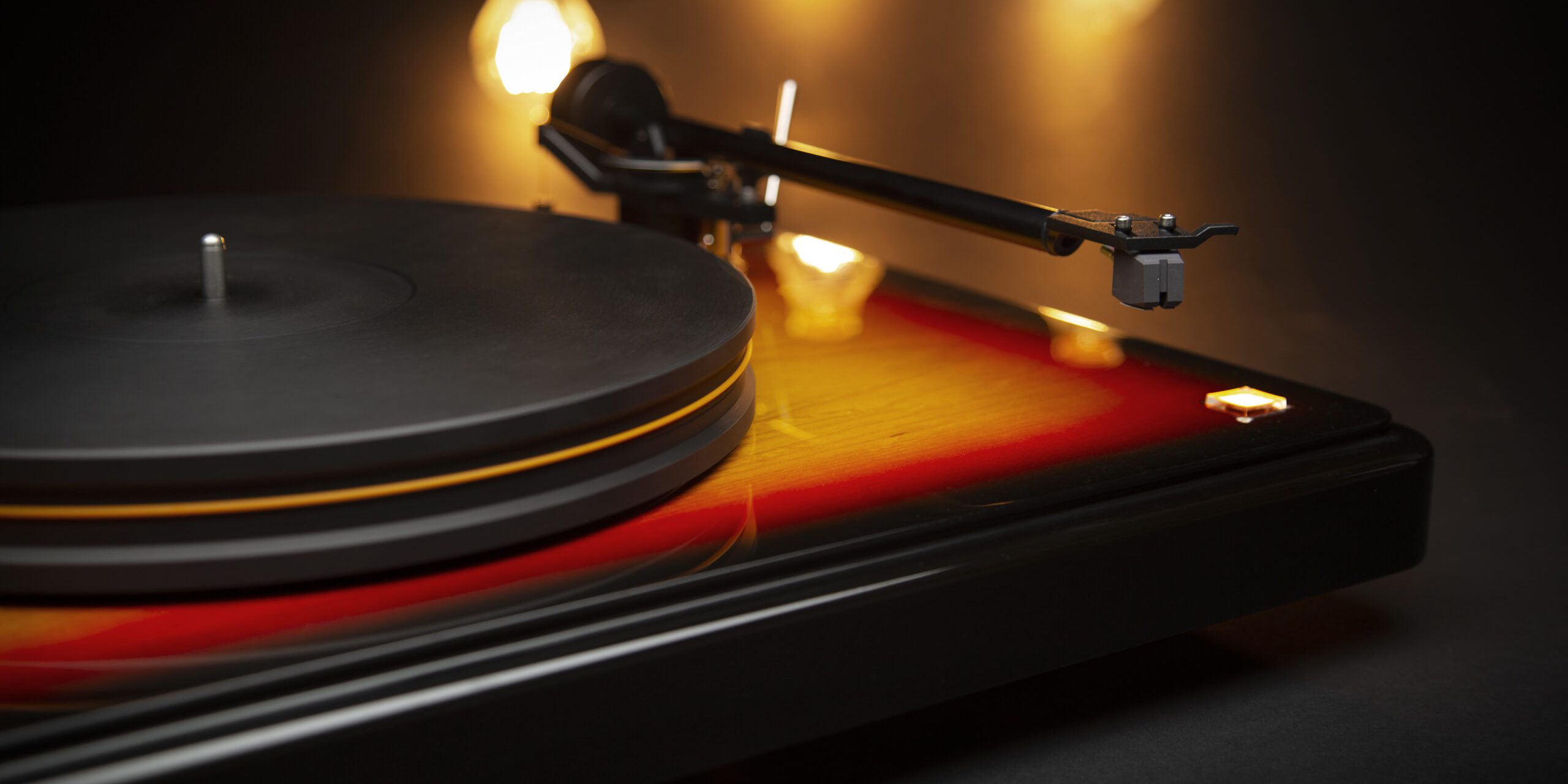 MoFi_Electronics_Fender_PrecisionDeck_Sunburst_Detail_Lights