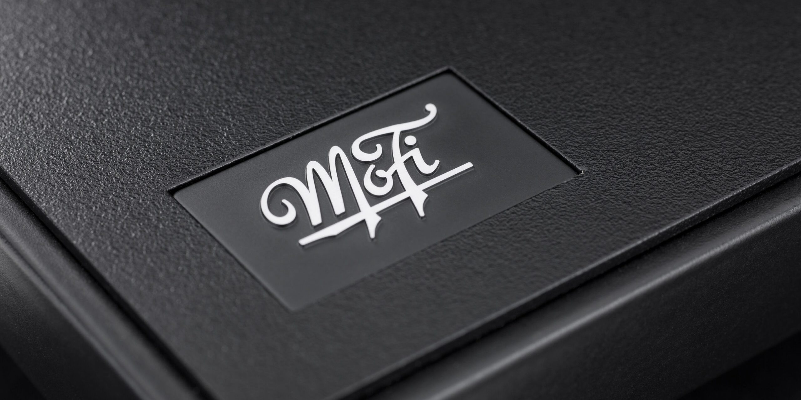 MoFi_Electronics_UltraDeck_Turntable_Detail_Badge