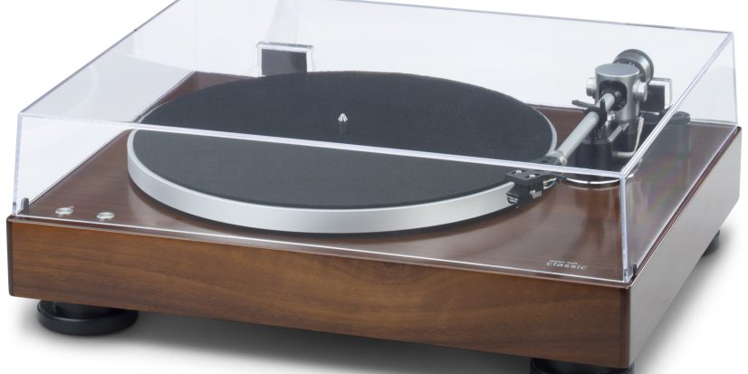 Music_Hall_Classic_Turntable_Walnut_Left_Dustcover