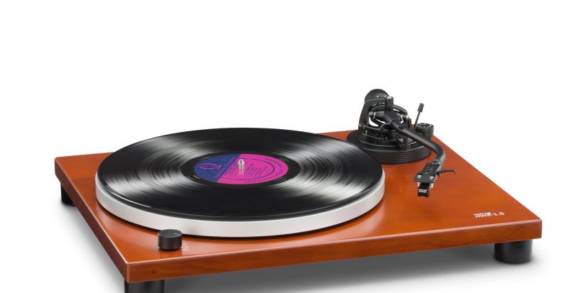 Music_Hall_MMF_1_5_Turntable_Angle_Right