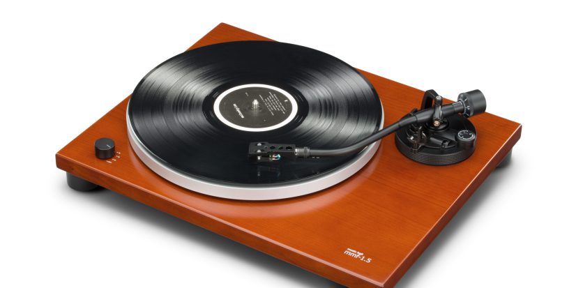 Music_Hall_MMF_1_5_Turntable_High_Angle_Left