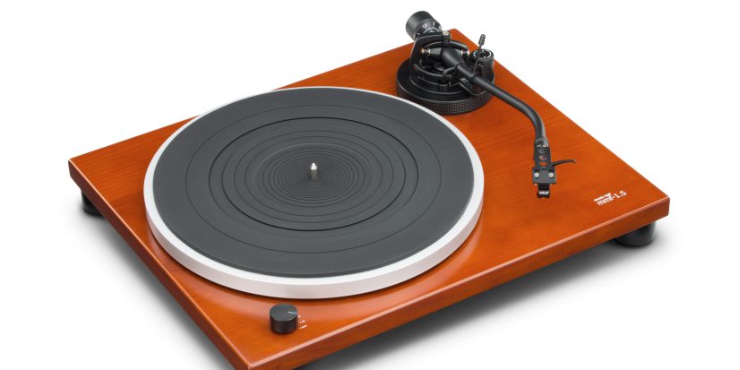 Music_Hall_MMF_1_5_Turntable_High_Angle_Right
